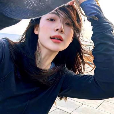一线女星私下抽烟，连续多日内幕曝光，本人沉默不回应